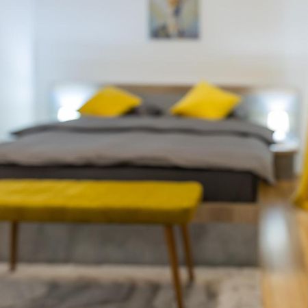 Luxury 2 Bedroom Holiday Apartment Piteşti Exterior foto